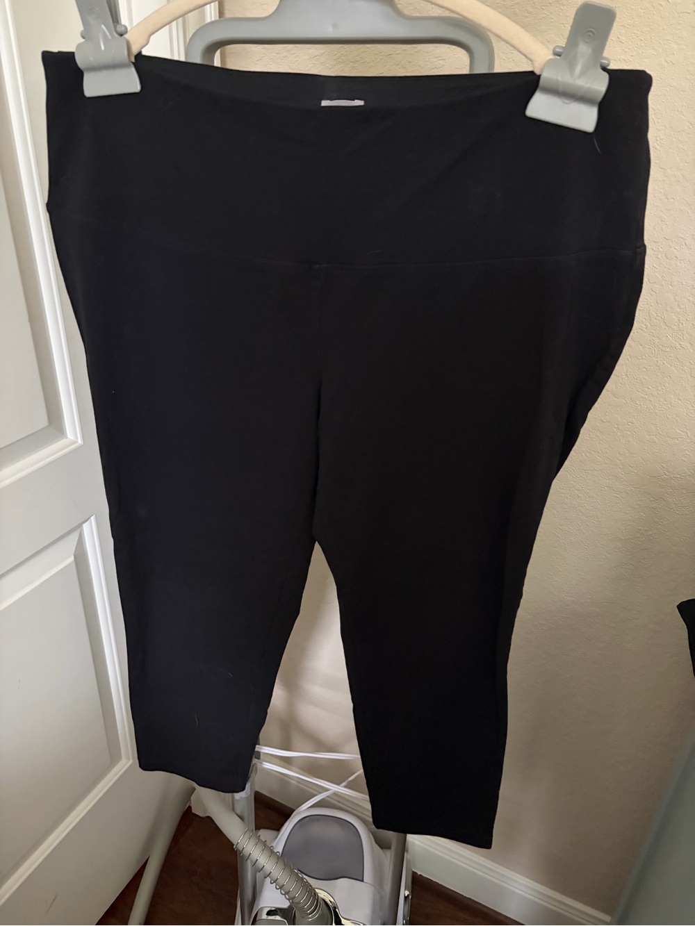 Chico's Black Ankle-Length Stretch Capri Pants